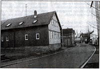 Heute steht das Haus, in dem Luther übernachtet haben soll, nicht mehr. An dessen Stelle (im Hintergrund) ist heute ein Gerätehaus. Im Vordergrund ist das 1878 neu erbaute Haus.